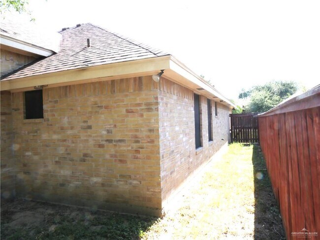 Building Photo - 33 27th