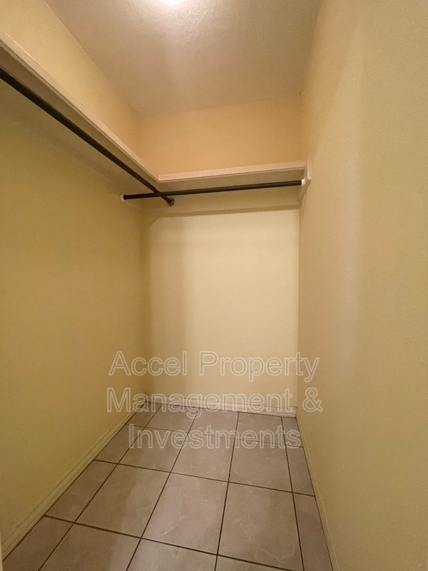 Building Photo - 512 Xanthisma Ave