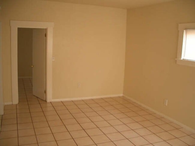 Building Photo - Detached Craftsman Cottage with Courtyard Charm – Low $1,000 Deposit