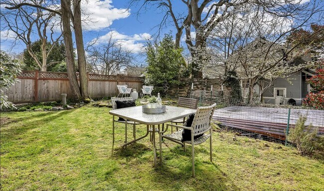 Building Photo - 4757 Thackeray Pl NE