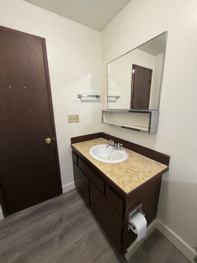 Building Photo - 2-bedroom Apartment