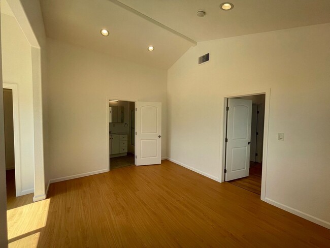 Building Photo - 1719 Wellesley Ave