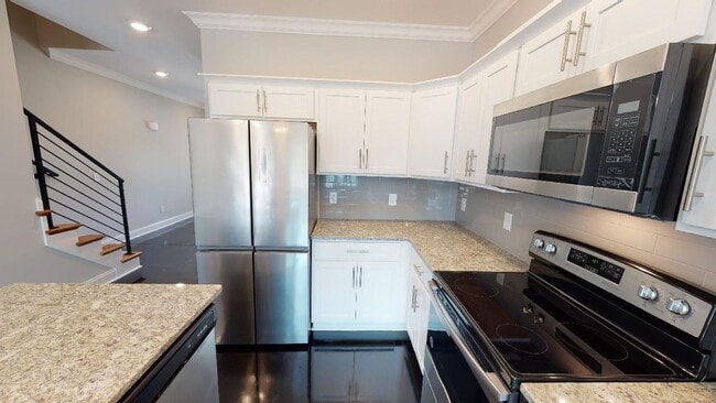 Building Photo - Spacious 3 bedroom, 2 full baths