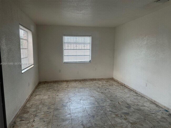Building Photo - 640 E 55th St