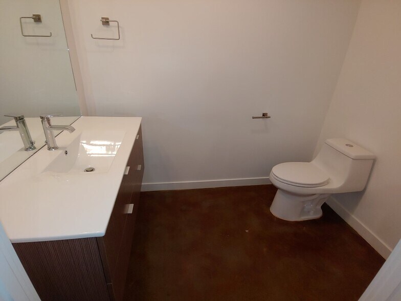 Building Photo - 654 N Virgil Ave