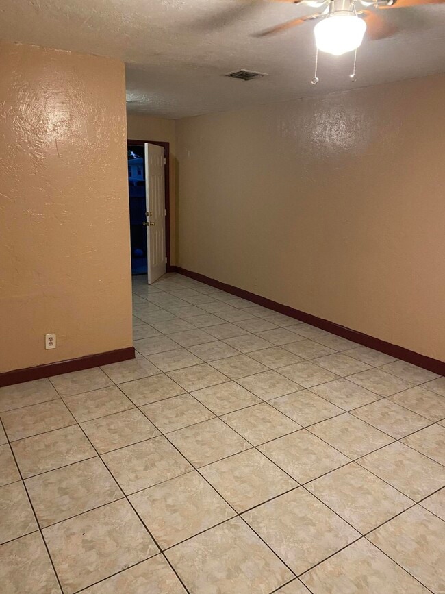 Building Photo - 915 5th St