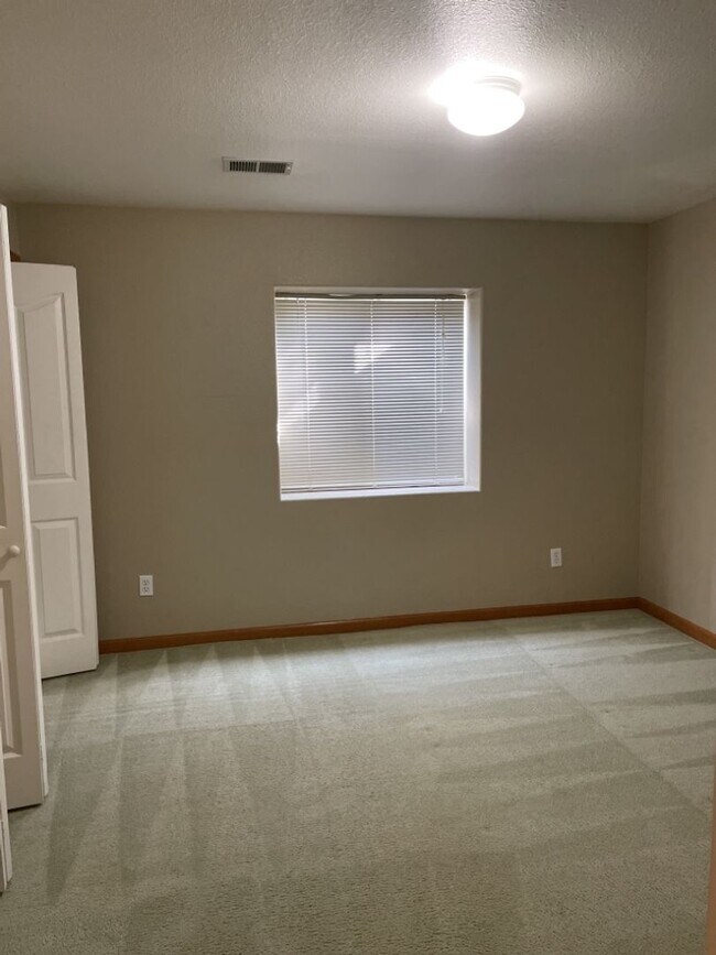 Building Photo - 4 Bed 2.5 Bath Home in Windsor