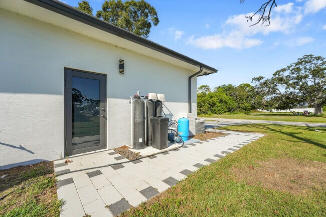 Building Photo - 6607 Deland Ave