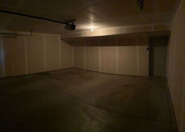 Building Photo - Remodeled Vineyard Townhome w/ 2 Car Garage