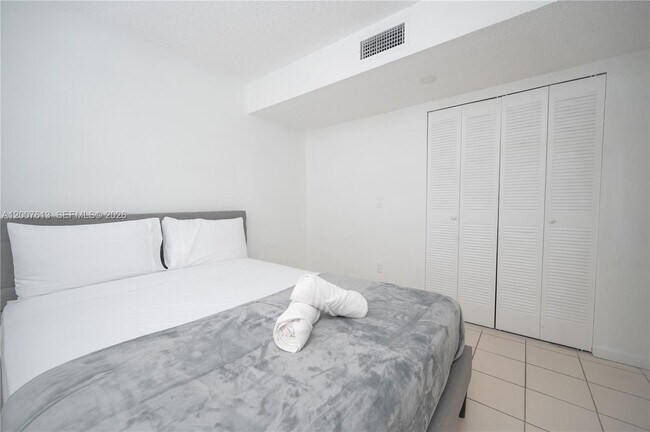 Building Photo - 500 NE 26th St