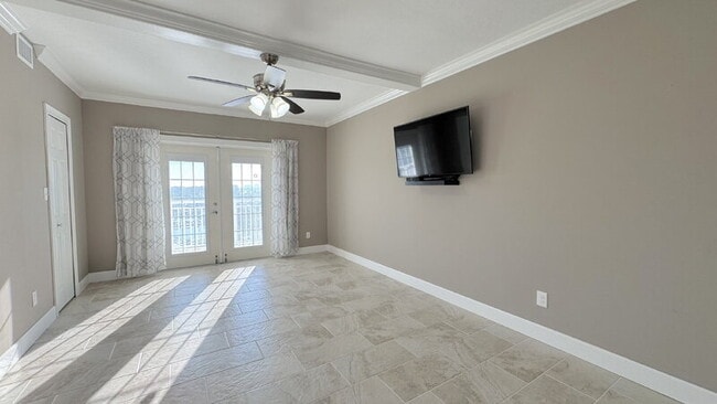 Building Photo - 404 S Beach St