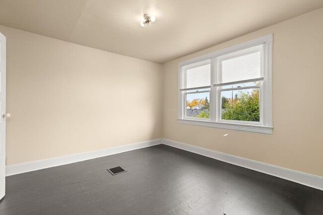 Building Photo - Bright 2 bed, 1 bath in fantastic SE locat...