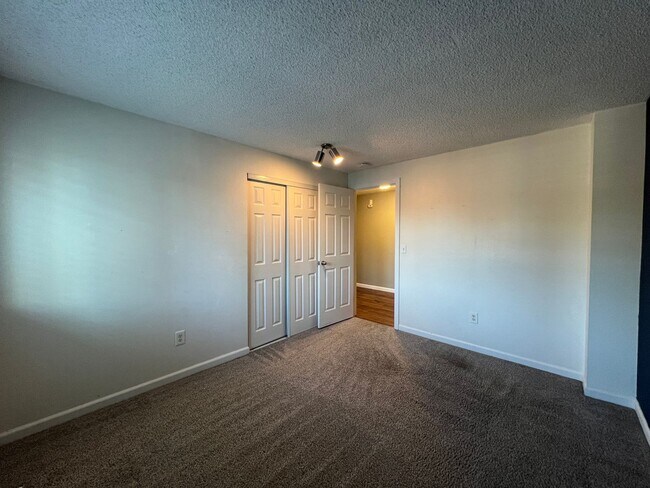 Building Photo - 3 Bedroom 2.5 Bath in Desirable Renton Fairwood Greens