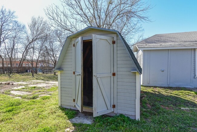 Building Photo - 3715 Eutopia St