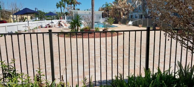 Building Photo - 221 Columbia Dr