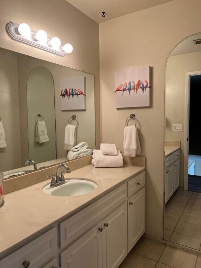 Building Photo - Spacious Los Gatos town home with two car garage.