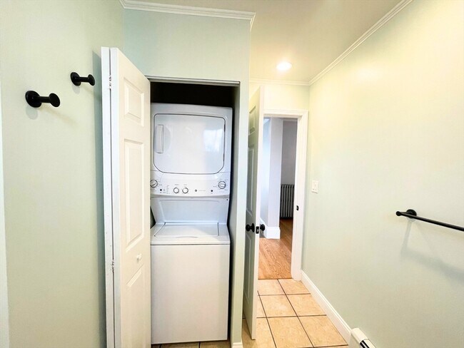 Building Photo - 12 Briggs St