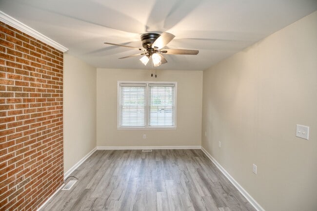 Building Photo - Great Location in Williamsburg!