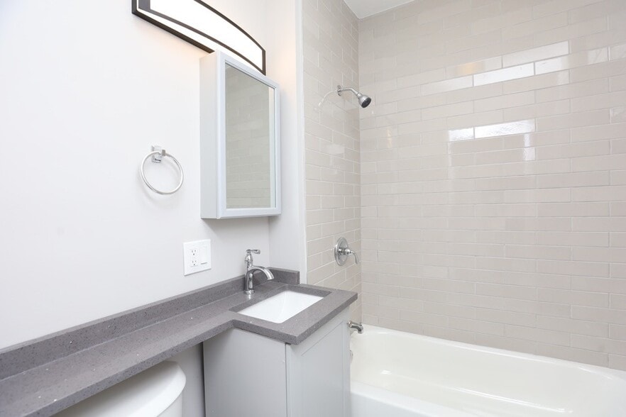 Building Photo - 747 W Cornelia Ave