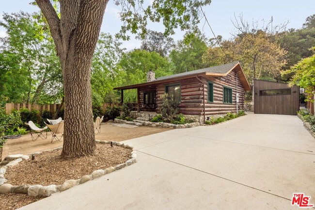 Building Photo - 8692 Lookout Mountain Ave