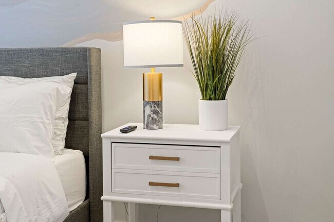 Building Photo - 801 S Western Ave