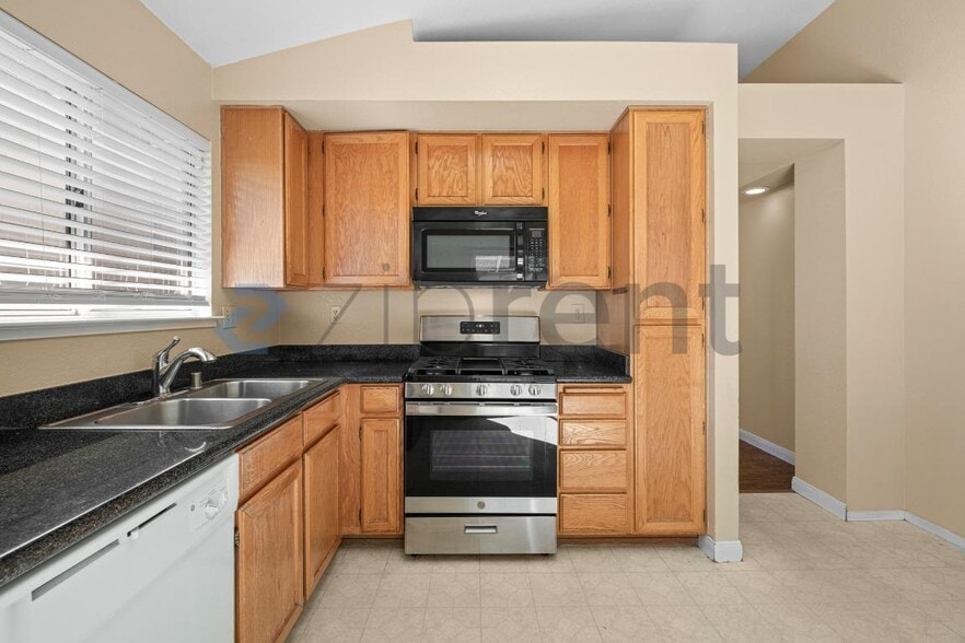 Building Photo - 1205 Silk Oak Dr