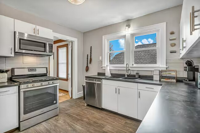 Building Photo - 817 Bell Ave