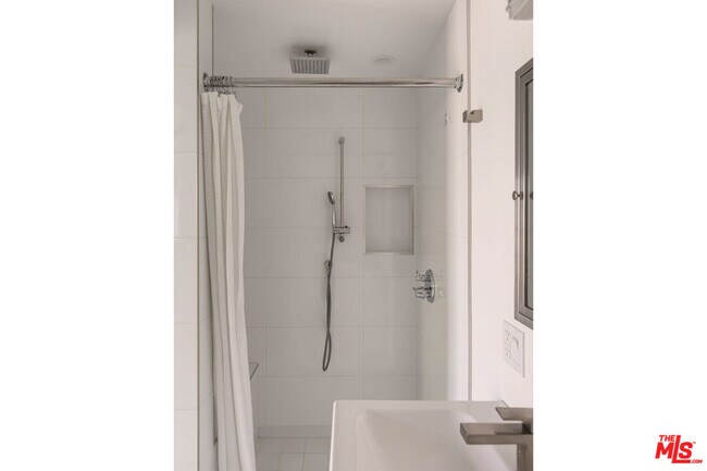 Building Photo - 150 Anita Dr