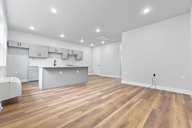 Building Photo - Renovated 1 bedroom, 1 bathroom