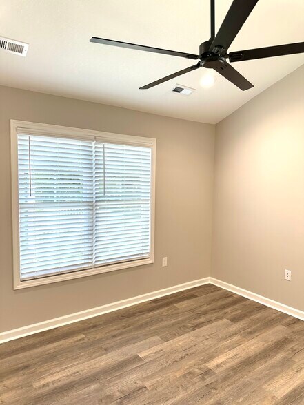Ample room and natural light - 2217 Kenwood Blvd SE