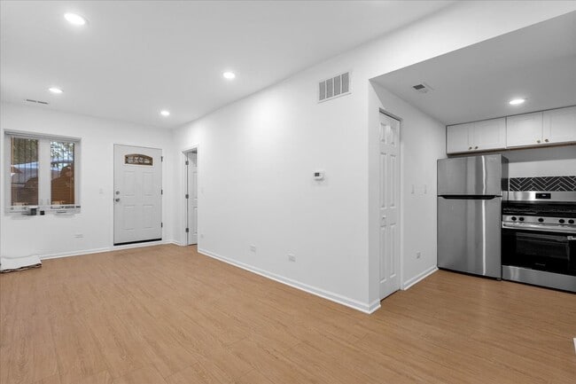 Building Photo - 1313 W Chicago Ave