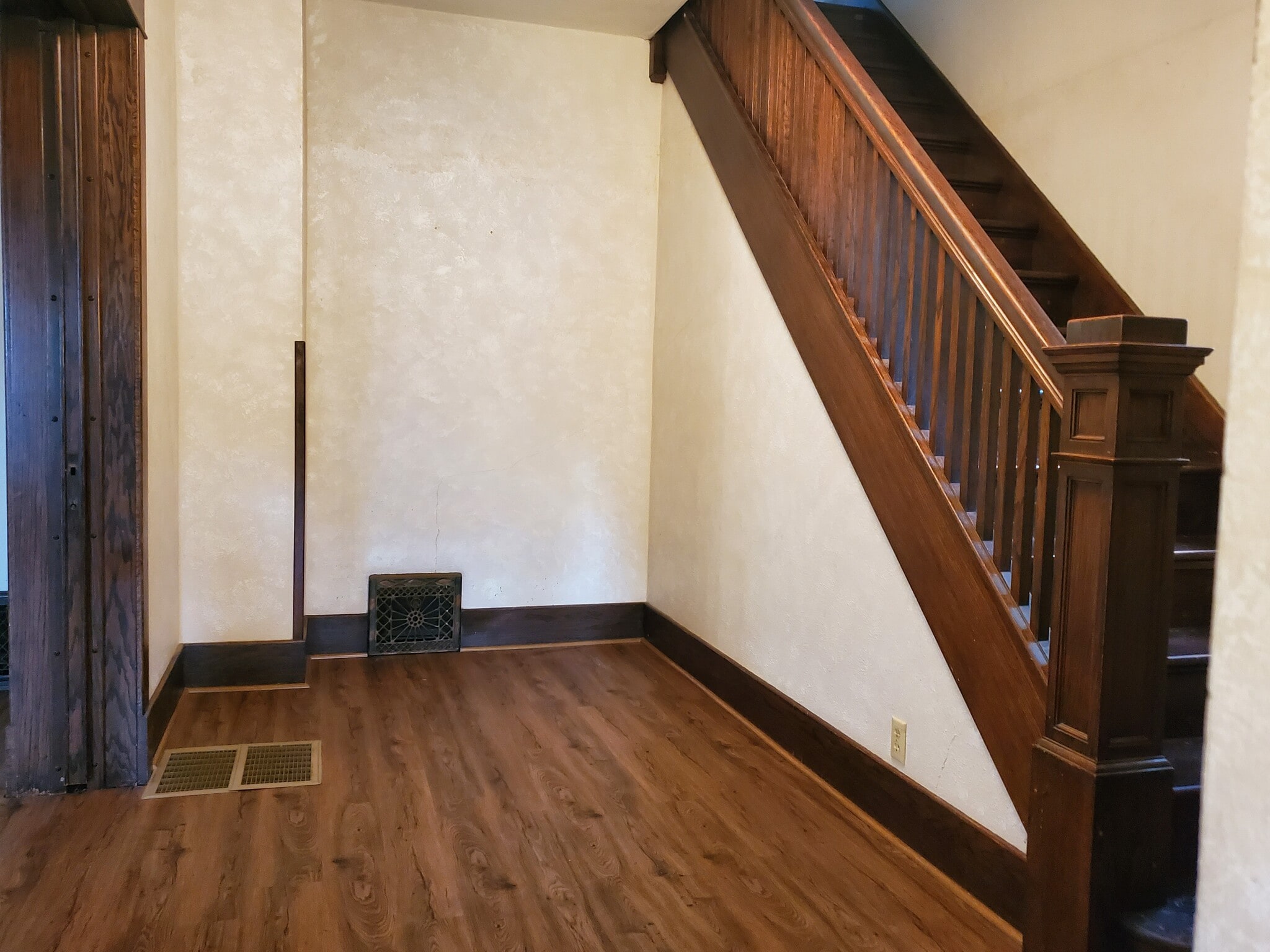 Building Photo - 502 E 1st St S