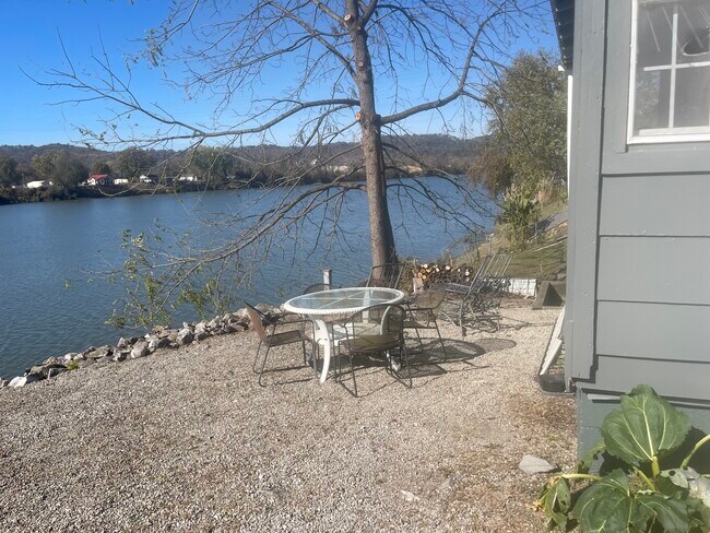 back sitting area - 206 Kanawha Ave