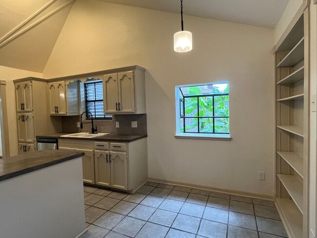 Building Photo - 3 Bedroom 2 Bath Southside!!