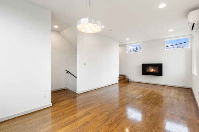 Building Photo - Modern 3-Bedroom Townhome with Rooftop Deck in NE Seattle