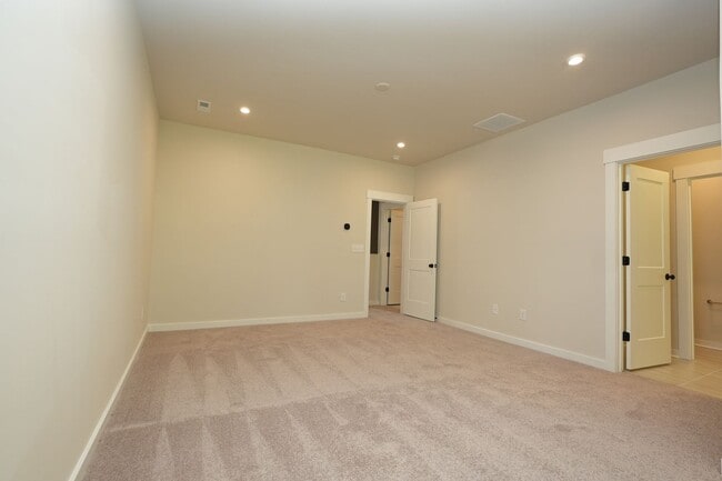 Building Photo - Coming Soon! 3 BR/3BA | New Toll Brothers Townhome | 1-Car Garage Parking | In Charlotte!