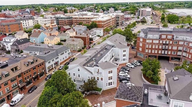 Building Photo - 33 Deer St