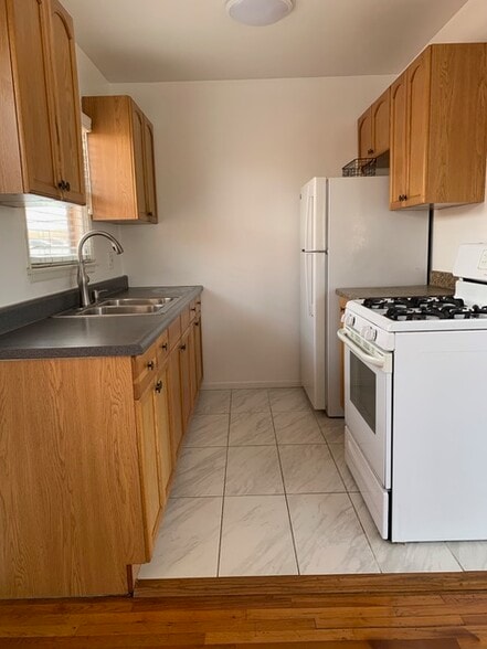 Kitchen Stove/Refrig - 1517 Pontius Ave