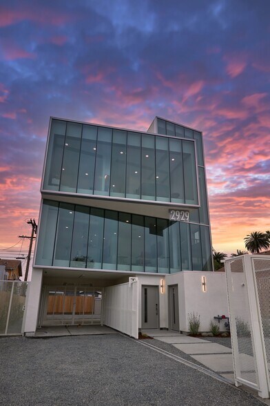 Building Photo - 2929 S La Brea Ave