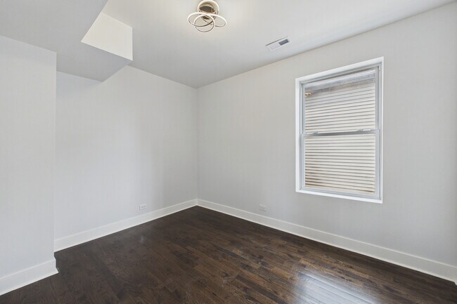 Building Photo - 7919 S Ellis Ave