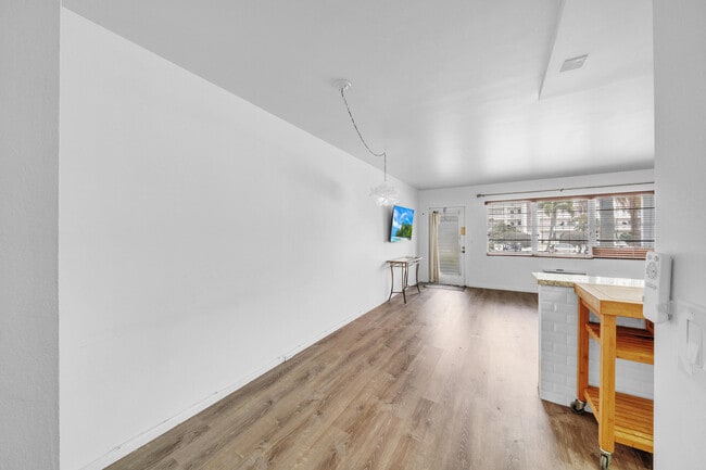Building Photo - 127 Westbury E