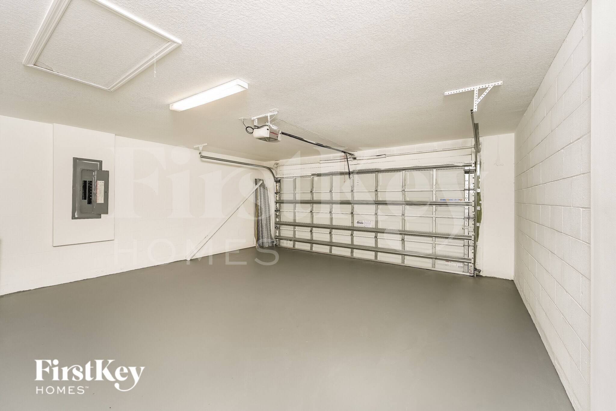 Building Photo - 283 SW Tulip Blvd