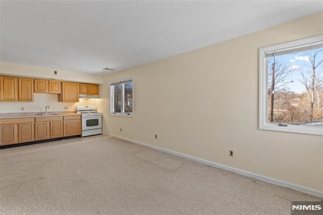 Building Photo - 146 Main St