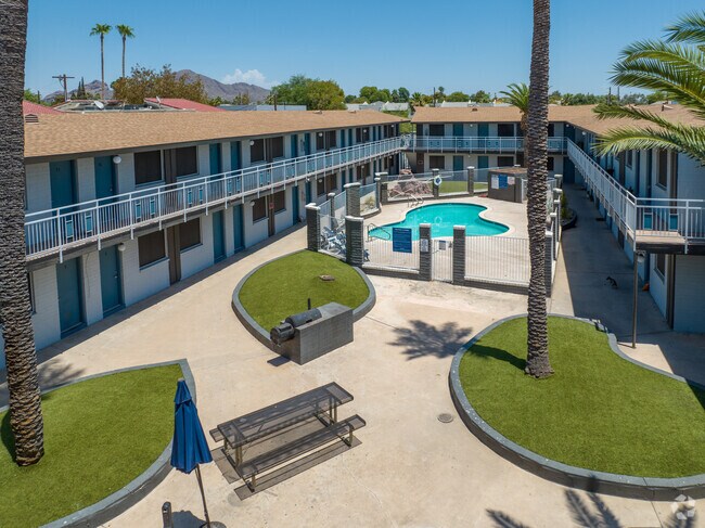 Building Photo - Retro on 32nd Street