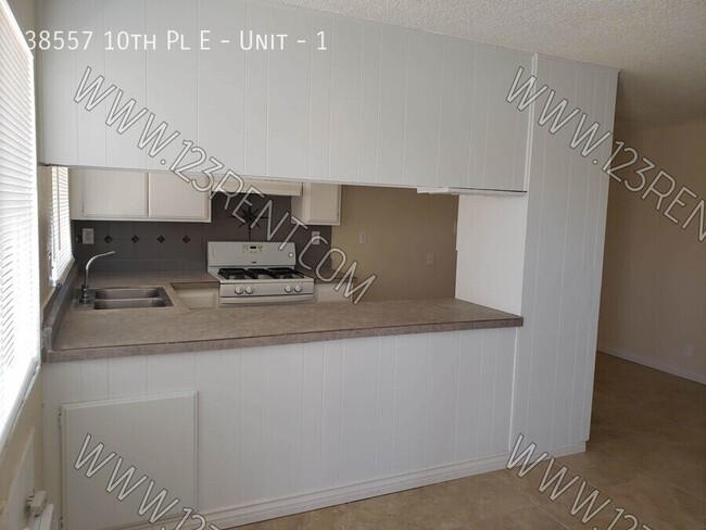 Building Photo - 1BD/ 1BTH 1ST FLOOR APT EAST PALMDALE