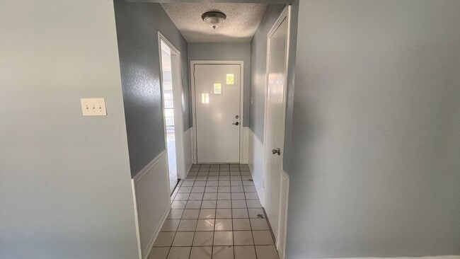 Building Photo - Three Bedroom Cozy Home Recently Remodeled!