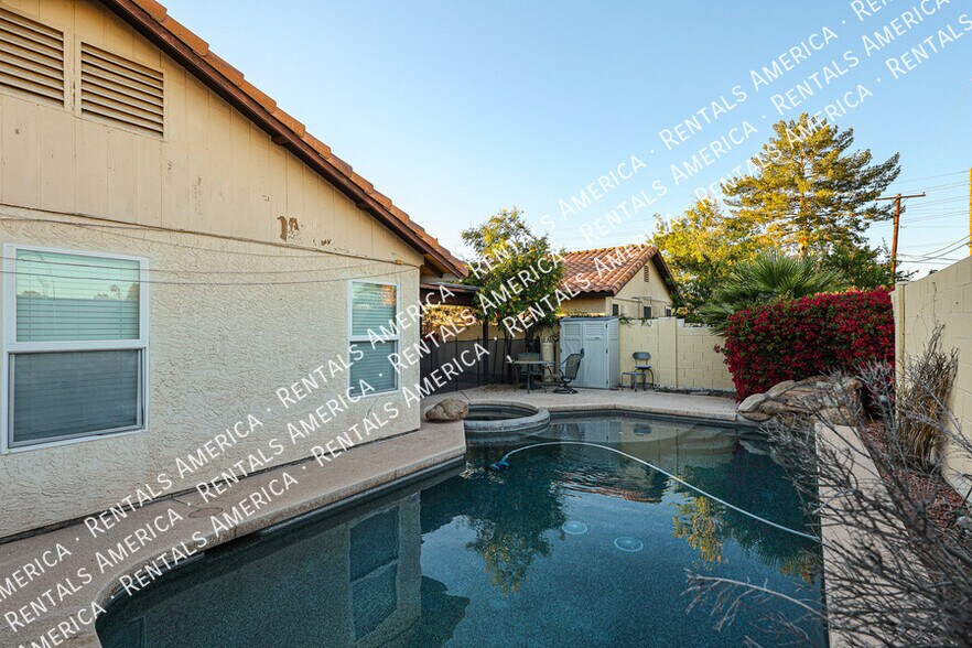 Building Photo - 1817 N Palm Dr