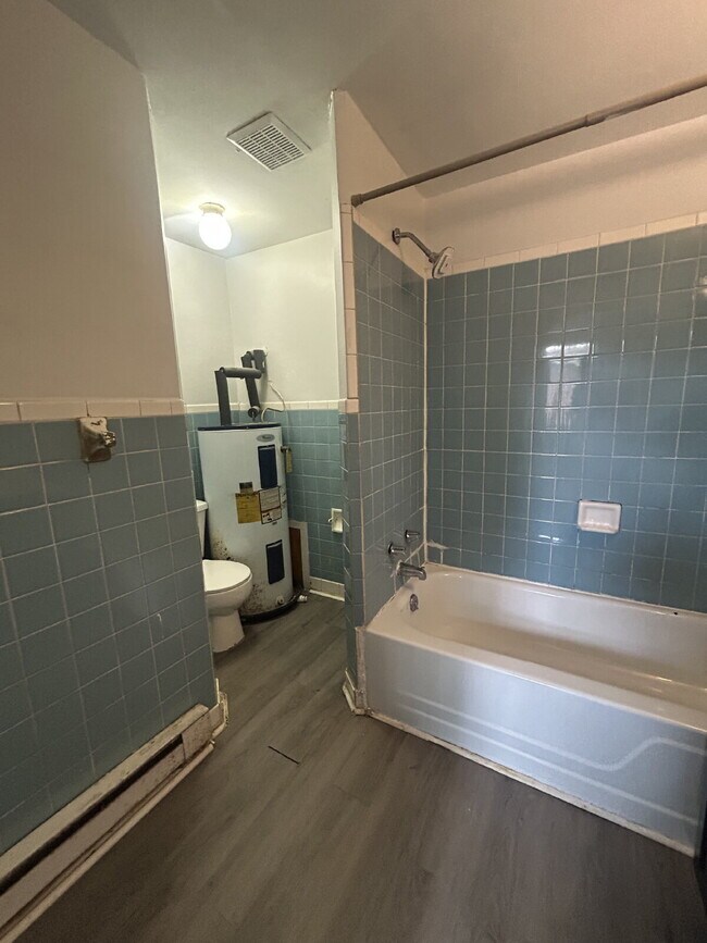 Building Photo - FIRST MONTH FREE! 1 Bedroom, 1 Bath Second-Floor Apartment for Rent, Pet Friendly.