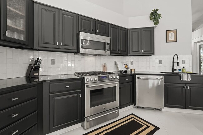 Building Photo - 9541 W Silverbirch St