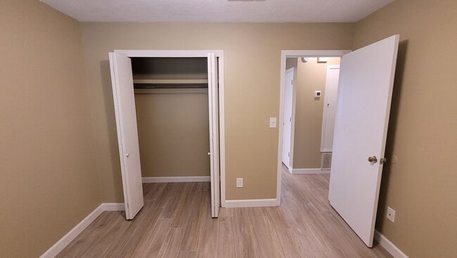 Building Photo - 2 bedroom 1 bath duplex available for rent!